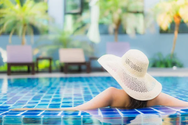 Retrato Hermosa Joven Mujer Asiática Relajarse Alrededor Piscina Complejo Hotelero — Foto de Stock