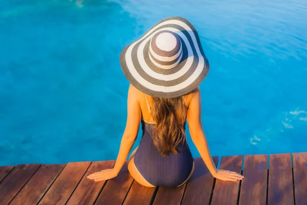 Retrato Hermosa Joven Mujer Asiática Relajarse Alrededor Piscina Complejo Hotelero — Foto de Stock