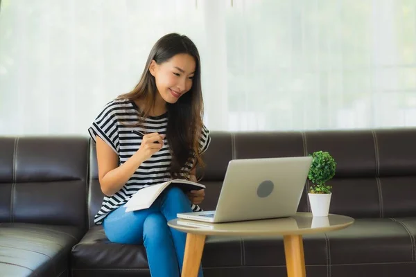 Portrait Schöne Junge Asiatische Frau Mit Laptop Oder Computer Notizbuch — Stockfoto