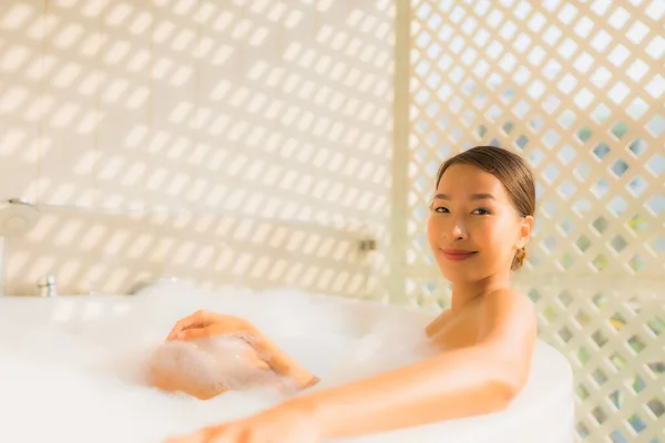 ポートレート若いアジア人女性リラックスは スパのコンセプトのためにバスタブでお風呂 — ストック写真