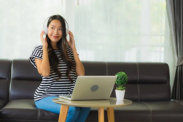 Porträt Schöne Junge Asiatische Frau Verwenden Kopfhörer Mit Laptop Oder — Stockfoto