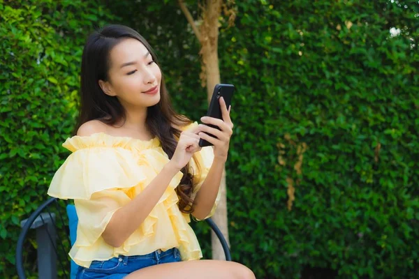 Junge Asiatin Nutzt Smartphone Rund Die Natur — Stockfoto
