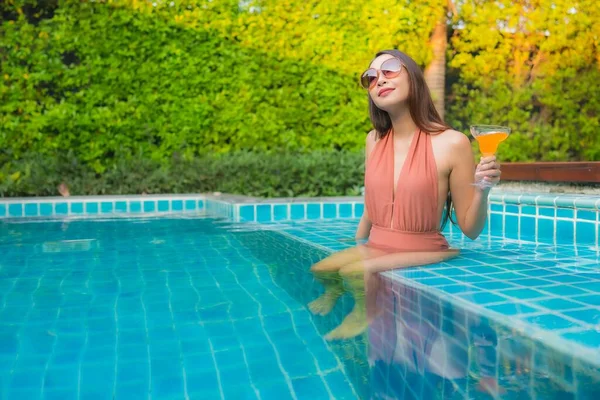 Portret Jonge Aziatische Vrouw Ontspannen Gelukkig Glimlach Rond Zwembad Hotel — Stockfoto