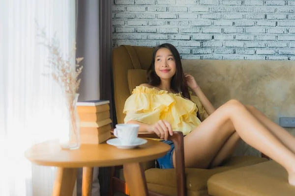 Retrato Jovem Asiático Mulher Sentar Sofá Cadeira Ler Livro Com — Fotografia de Stock