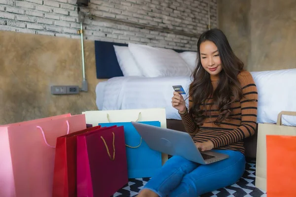 Молодая Азиатка Смартфоном Ноутбуком Помощью Кредитной Карты Покупок Онлайн Спальне — стоковое фото