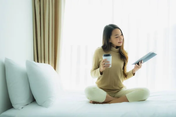 Giovane Donna Asiatica Con Tazza Caffè Leggere Libro Sul Letto — Foto Stock