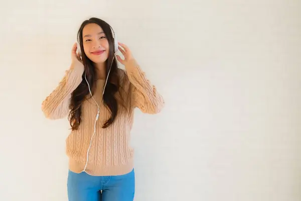 Portret Piękne Młode Azjatyckie Kobiety Szczęśliwy Cieszyć Się Słuchania Muzyki — Zdjęcie stockowe