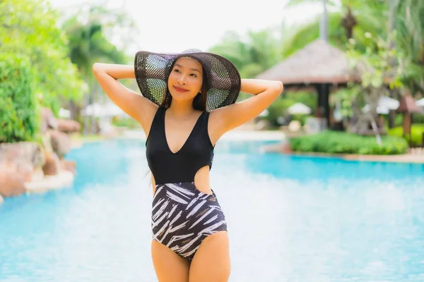 美しい若いアジアの女性の肖像ホテルリゾートのプール近くの海のビーチの海でリラックスした笑顔 — ストック写真