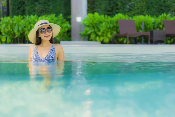 Bonito Jovem Asiático Mulheres Feliz Sorriso Relaxar Redor Piscina Livre — Fotografia de Stock