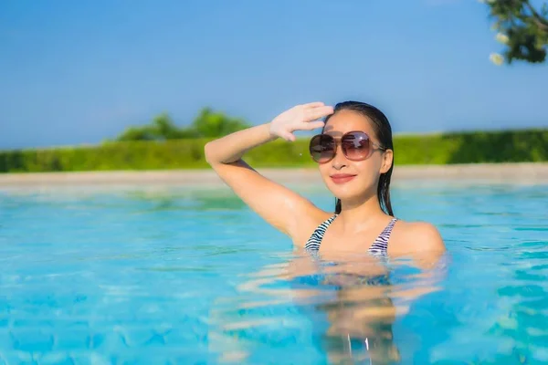 Portrait Belles Jeunes Femmes Asiatiques Heureux Sourire Relaxer Piscine Extérieure — Photo