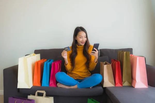 Retrato Joven Mujer Asiática Usando Computadora Portátil Con Teléfono Móvil — Foto de Stock