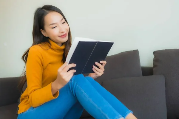 Retrato Joven Asiática Mujer Leer Libro Sofá Silla Con Almohada —  Fotos de Stock