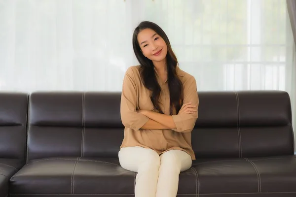 Portrett Vakker Ung Asiatisk Kvinne Glad Smil Slapper Sofaen Stua – stockfoto