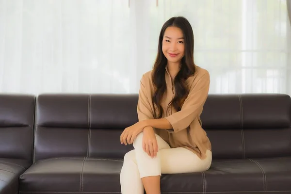 Retrato Bonito Jovem Asiático Mulher Feliz Sorriso Relaxar Sofá Sala — Fotografia de Stock
