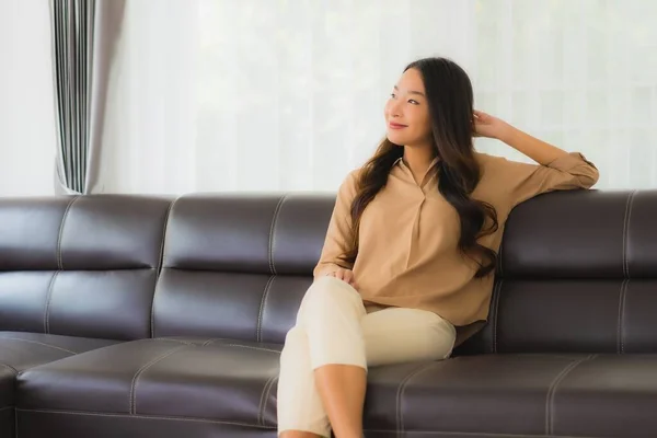 Porträtt Vacker Ung Asiatisk Kvinna Glad Leende Koppla Soffan Vardagsrummet — Stockfoto