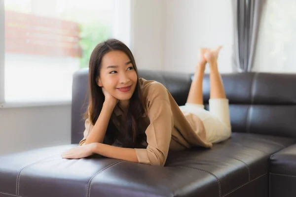 Retrato Bonito Jovem Asiático Mulher Feliz Sorriso Relaxar Sofá Sala — Fotografia de Stock
