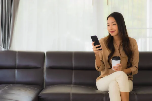 Портрет Красивая Молодая Азиатская Женщина Использовать Мобильный Смартфон Сотовый Телефон — стоковое фото