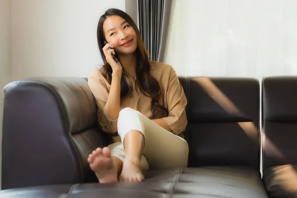 아름다운 아시아 여성의 초상화 전화나 핸드폰을 합니다 거실에 — 스톡 사진