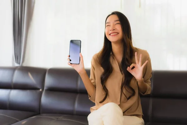 Güzel Bir Asyalı Kadın Portresi Kanepenin Tarafında Cep Telefonu Kahve — Stok fotoğraf