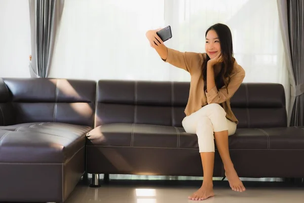 Portrait Beautiful Young Asian Woman Use Mobile Smartphone Cellphone Coffee — Stock Photo, Image