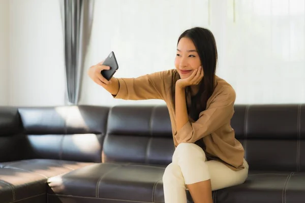 Portrait Beautiful Young Asian Woman Use Mobile Smartphone Cellphone Coffee — Stock Photo, Image