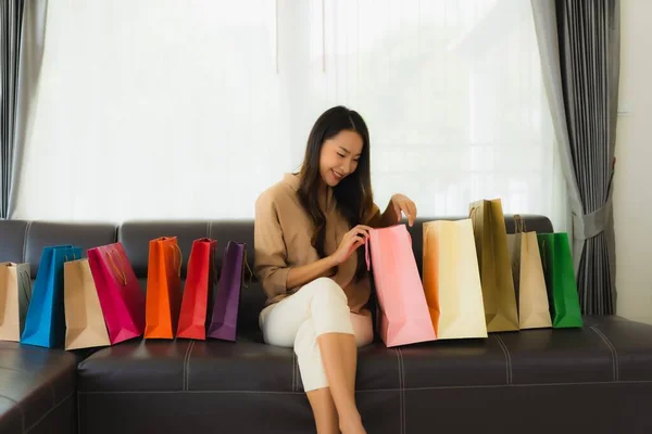 Retrato Hermosa Mujer Asiática Joven Compras Línea Con Tarjeta Crédito — Foto de Stock