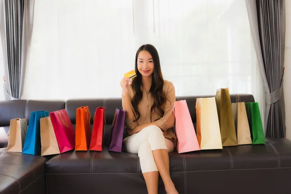 Portret Mooie Jonge Aziatische Vrouw Online Winkelen Met Creditcard Smartphone — Stockfoto
