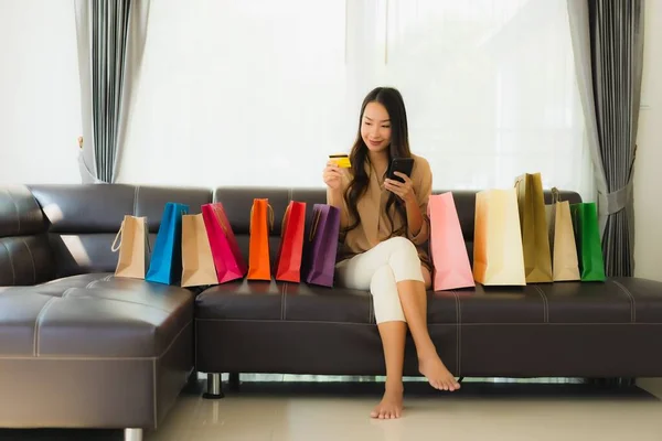 Retrato Hermosa Mujer Asiática Joven Compras Línea Con Tarjeta Crédito — Foto de Stock