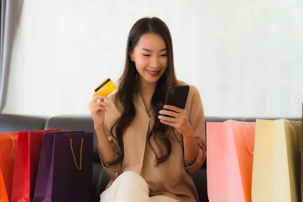 Retrato Hermosa Mujer Asiática Joven Compras Línea Con Tarjeta Crédito — Foto de Stock