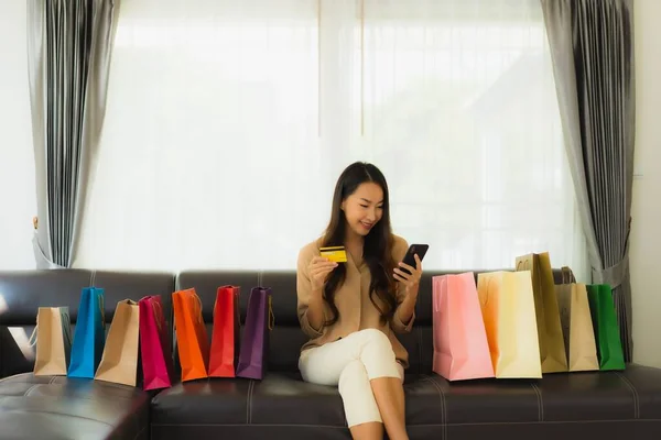 Retrato Hermosa Mujer Asiática Joven Compras Línea Con Tarjeta Crédito — Foto de Stock