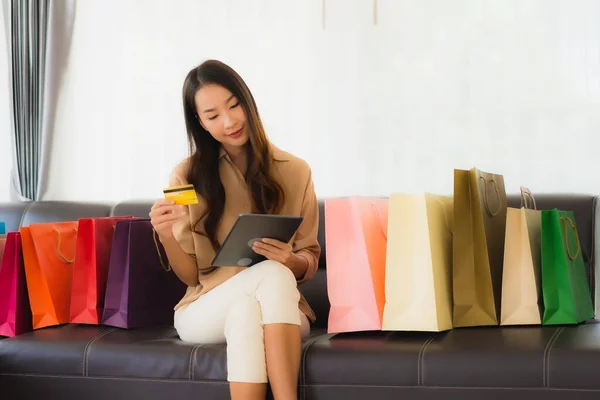 Retrato Hermosa Mujer Asiática Joven Compras Línea Con Tarjeta Crédito — Foto de Stock