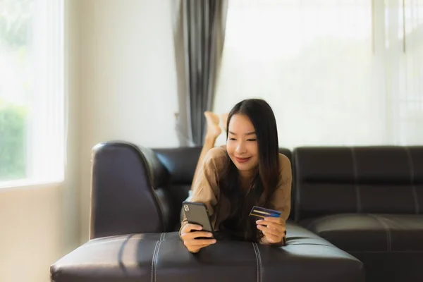 Portrait Schöne Junge Asiatische Frau Mit Smartphone Oder Handy Mit — Stockfoto