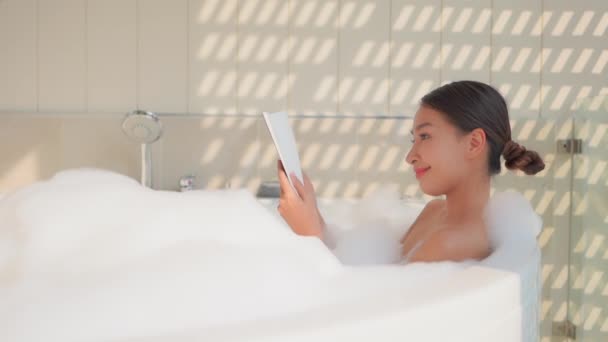 Metraje Hermosa Mujer Asiática Leyendo Libro Cuarto Baño Casa Durante — Vídeo de stock