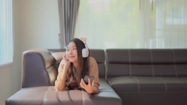 Des Images Belle Femme Asiatique Écoutant Musique Avec Écouteurs Smartphone — Video