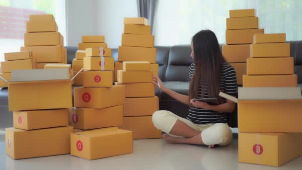 Metraje Hermosa Mujer Asiática Con Pilas Cajas Haciendo Negocios Casa — Vídeo de stock