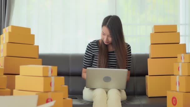 Záběry Krásné Asijské Ženy Hromadami Krabic Podnikání Doma Během Karantény — Stock video