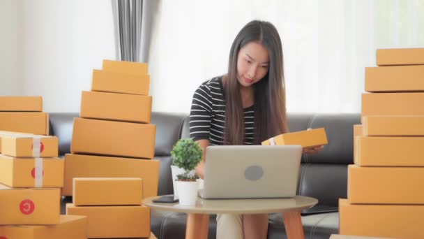 Metraje Hermosa Mujer Asiática Con Pilas Cajas Haciendo Negocios Casa — Vídeo de stock