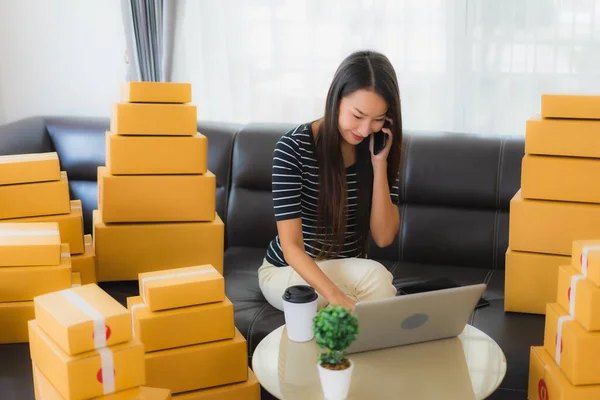 Portret Mooie Jonge Aziatische Vrouw Met Container Kartonnen Doos Verpakking — Stockfoto