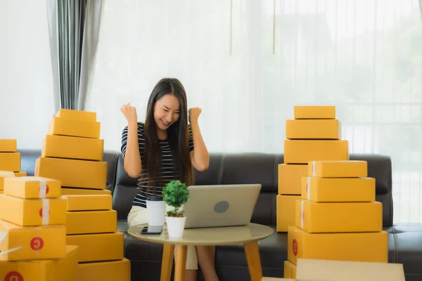 Portret Mooie Jonge Aziatische Vrouw Met Container Kartonnen Doos Verpakking — Stockfoto