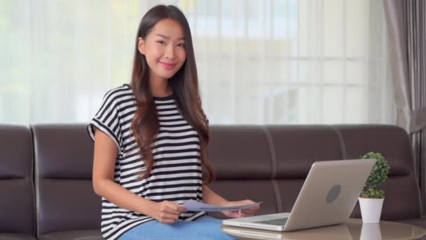 Beeldmateriaal Van Mooie Aziatische Vrouw Werken Met Laptop Thuis Tijdens — Stockvideo