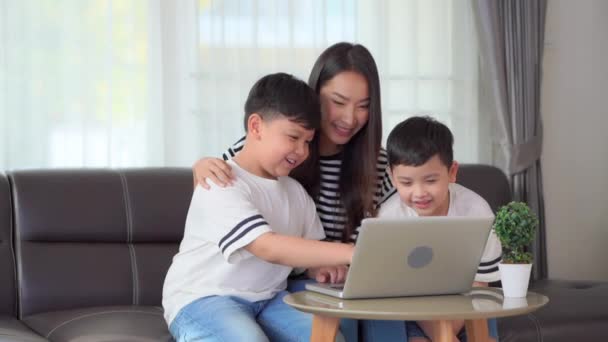 Imagens Mãe Asiática Duas Crianças Usando Laptop Juntos Casa — Vídeo de Stock