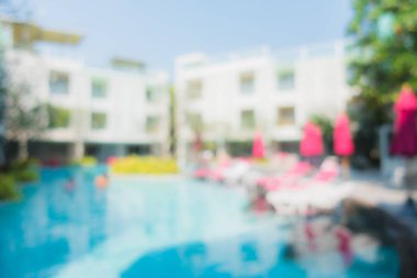 Soyut bulanıklık ve arka plan için otel tatil beldesinde açık yüzme havuzu.