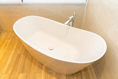 Banyonun içi temiz, boş küvet dekorasyonu.