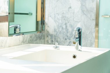 Musluk suyu ve banyo ve tuvaletin iç dekorasyonu.