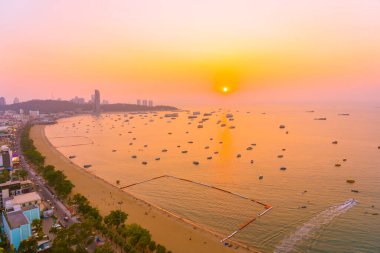 Pattaya şehri Tayland 'ın etrafında mimari yapıları ve gemileri olan güzel tropikal sahil okyanus körfezi.
