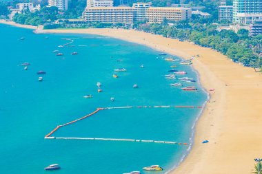 Beyaz bulut mavi gökyüzü ve Tayland 'ın Pattaya şehrindeki mimari yapı çevresindeki güzel tropikal sahil okyanus körfezi.