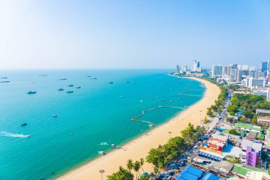 Beyaz bulut mavi gökyüzü ve Tayland 'ın Pattaya şehrindeki mimari yapı çevresindeki güzel tropikal sahil okyanus körfezi.