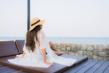 Genç Asyalı kadının portresi. Mutlu bir gülümseme. Deniz kıyısında tatil için rahatlayın.