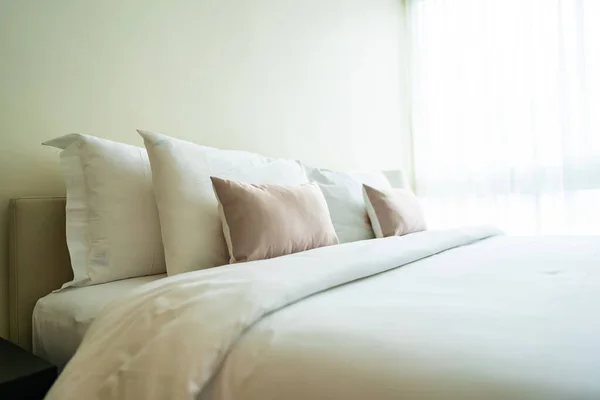Biała Wygodna Poduszka Łóżku Dekoracji Wnętrza Sypialni — Zdjęcie stockowe