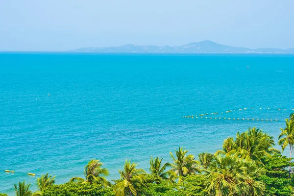 环绕着椰子树的海滨海湾的美丽热带自然休憩 — 图库照片